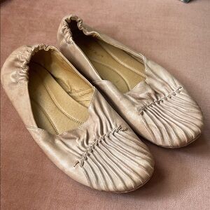 Chocolat Blu CAM2 flats tan size 8.5